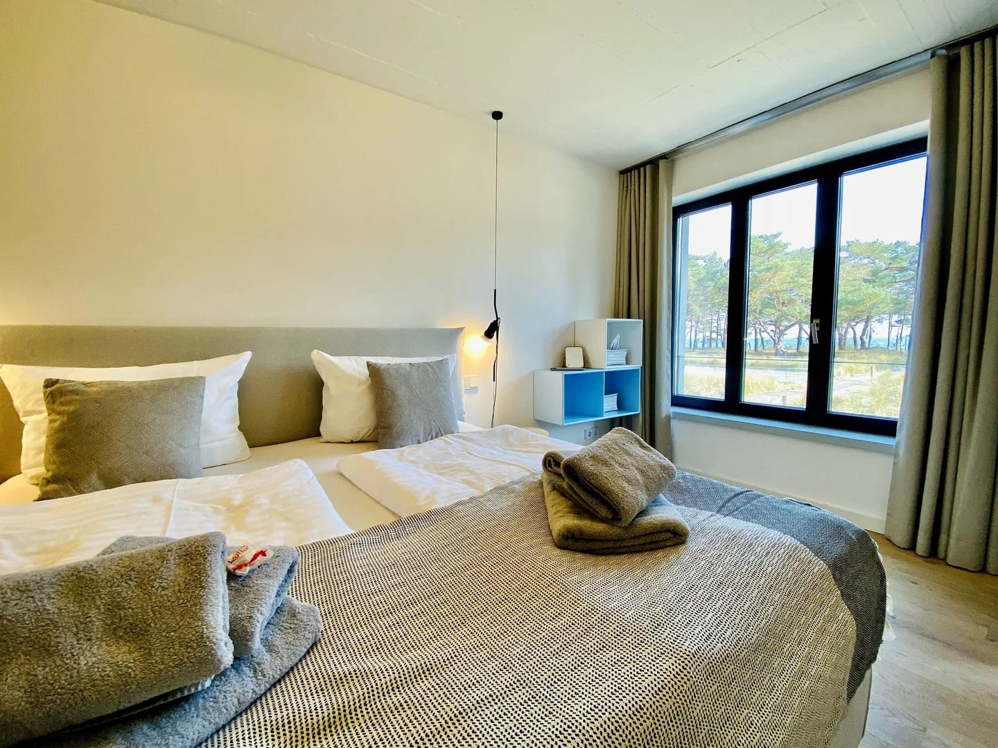 Vorher: Schlafzimmer mit Bett, Fenster und warmem Farbstich